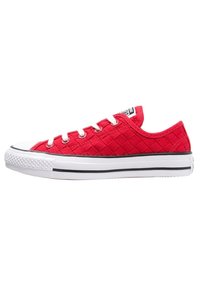 Zapatillas de lona acolchada rojas con suela de goma blanca, raya negra y cinco ojales para los cordones. Presenta un upper texturizado y una puntera clásica.