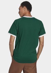 adidas Originals STRIPES TEE - Nyomott mintás póló - dark green