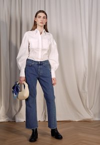 Won Hundred BAGGY - Calças de ganga de corte relaxado - medium scrape blue