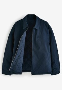 Veste pour homme bleu marine avec doublure matelassée intérieure, fermeture éclair frontale partiellement ouverte, col et deux poches latérales sur fond blanc.