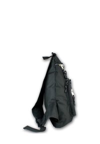 Zwarte stoffen schoudertas, met een slank ontwerp, ritscompartimenten, een verstelbare schouderband en een soepele textuur met metalen accenten.