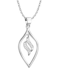 Sølv halskæde med en dråbeformet vedhæng, der har to buede, udsmykkede former og en kæde. Vedhænget har klare stens detaljer.