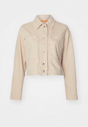 Giacca di jeans beige a maniche corte con colletto a punta, due tasche frontali, bottoni a pressione argentati e dettagli di fodera interna arancione.