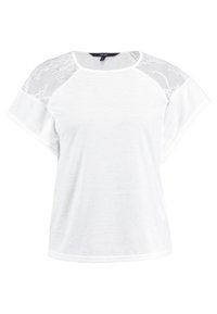 Camiseta blanca de manga corta, con detalles de encaje en los hombros, corte relajado, escote redondo, textura suave y dobladillo ligeramente curvado.