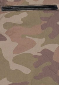 Tarnstoff in erdigen Tönen von Beige, Braun und Grün, mit einer schwarzen Reißverschlusstasche entlang der oberen Kante.