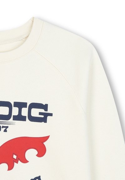 Felpa crema con tessuto testurizzato. Presenta una scritta grafica blu navy e un elemento decorativo rosso sul davanti.