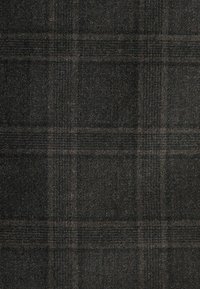 Tissu textile gris foncé avec un motif à carreaux subtil. Présente une texture douce et des fils tissés, créant une apparence uniforme.