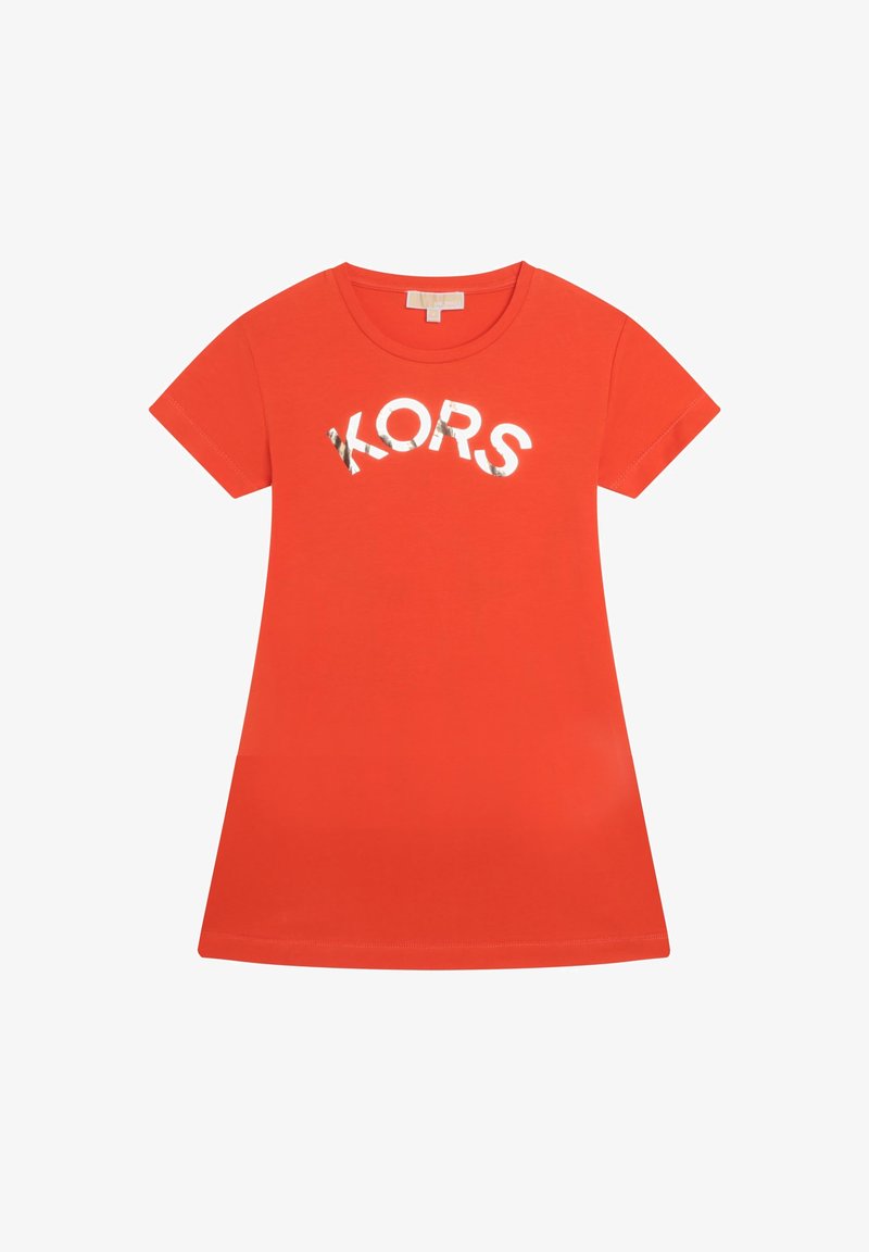 Robe en coton orange à manches courtes avec un col rond et un texte "KORS" imprimé en blanc réfléchissant. Texture lisse et coupe décontractée.