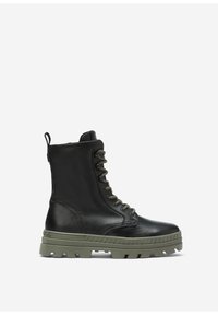 Zwarte leren enkellaarsjes met een gestructureerde bovenkant, olijfgroene dikke zool, ronde neus en vetersluiting aan de voorkant. Beschikt over een aantrekriem aan de achterkant.