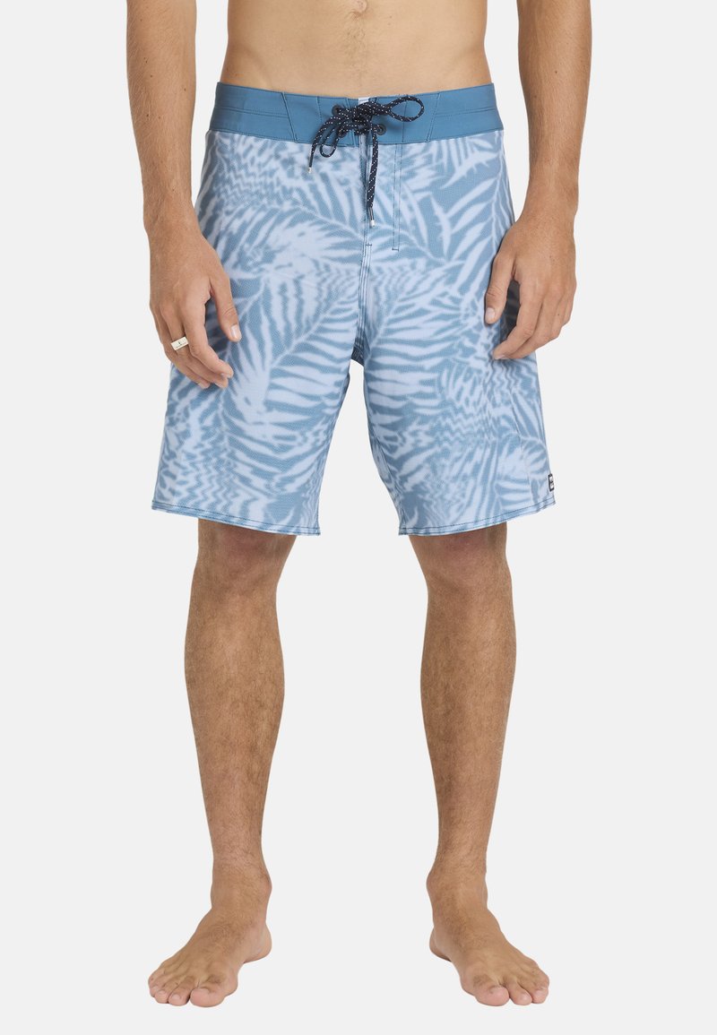 Vaaleansiniset rantashortsit, joissa on lehtikuvio, valmistettu nopeasti kuivuvasta kankaasta, varustettu kiristysnyörivyötäröllä ja sivutaskuilla.