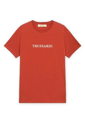 Koszulka w kolorze rdzawego brązu z krótkim rękawem i okrągłym dekoltem, na piersi ułożona centralnie biała nazwa marki "TRUSSARDI".
