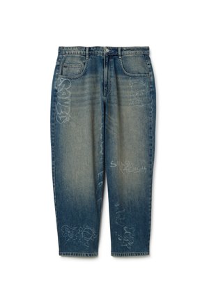 Denim-Jeans in einer ausgewaschenen blauen Waschung mit sichtbaren Abnutzungsspuren, detaillierten Graffiti-Designs und einem geraden Bein.