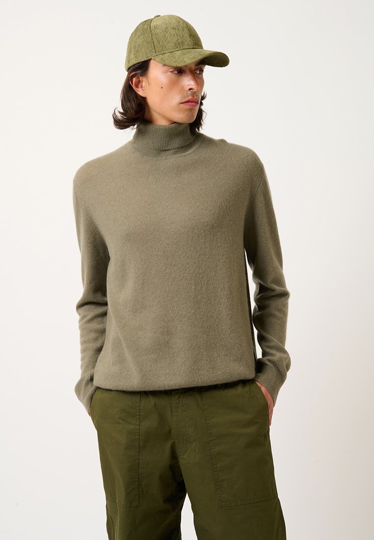 Olivgrüner, enganliegender Rollkragenpullover aus weichem Material, kombiniert mit einer passenden Mütze. Lässiges Design mit langen Ärmeln und glatter Textur.