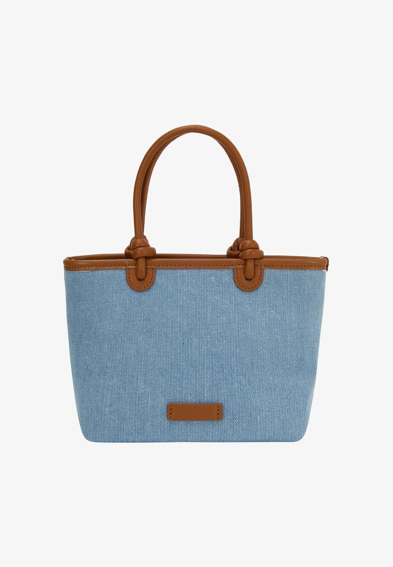 Mėlyna džinsinė rankinė su rudos odos akcentais, turinti surištas rankenas ir plokščią dugną. Apima mažą stačiakampę odinę ženkliuką.