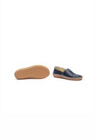 Zapatos de cuero azul marino con un diseño cosido, puntera redonda y suela de goma marrón clara. Presentan la marca PIKOLINOS en la suela.