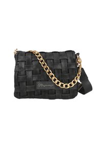 Bolso de cuero trenzado negro con una correa de cadena dorada, que presenta una textura suave y una pequeña etiqueta de logo en la parte frontal. Forma rectangular compacta.