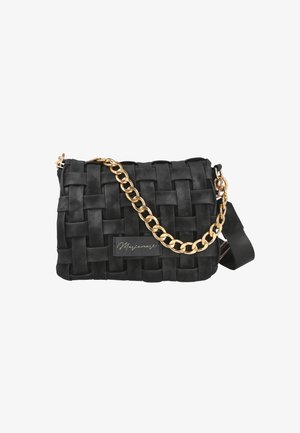 Bolso de hombro de cuero tejido negro con una cadena dorada y una correa de tela. Cuenta con un parche de logo y una superficie texturizada. Forma rectangular.