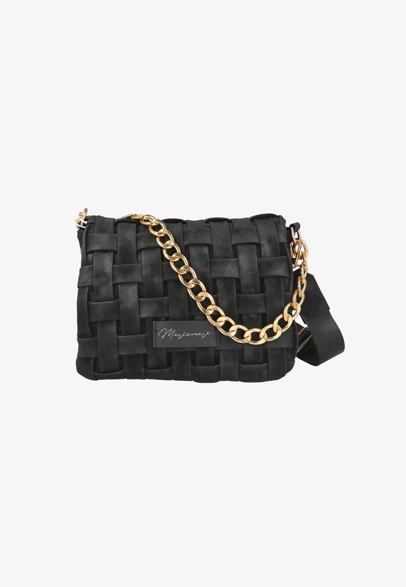 Bolso de cuero trenzado negro con una correa de cadena dorada, que presenta una textura suave y una pequeña etiqueta de logo en la parte frontal. Forma rectangular compacta.