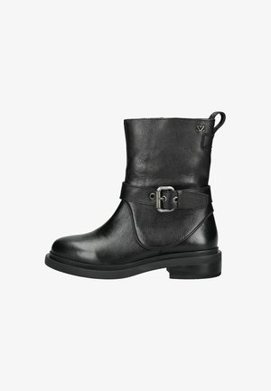 Czarne skórzane botki za kostkę z okrągłym noskiem, z detalem klamry na pasku, teksturowaną powierzchnią i niskim blokowym obcasem.