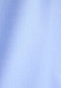 Tessuto blu chiaro con una superficie liscia, opaca e una leggera lucentezza. Il materiale sembra leggero e fine, adatto per abbigliamento.