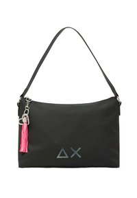 Borsa a spalla nera realizzata in tessuto morbido, con un pon-pon rosa e ferramenta argentata. Presenta un logo geometrico in grigio chiaro.
