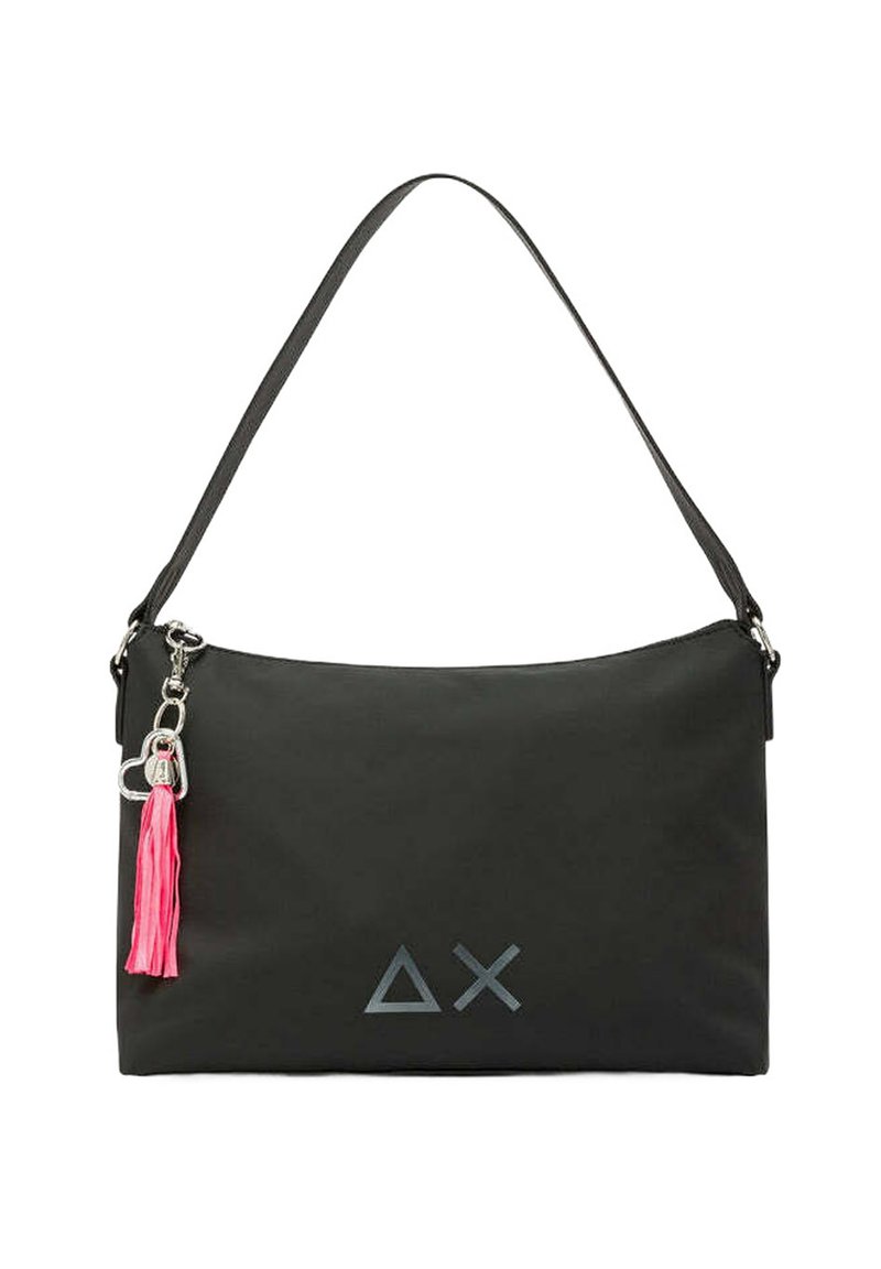 Borsa a spalla nera realizzata in tessuto morbido, con un pon-pon rosa e ferramenta argentata. Presenta un logo geometrico in grigio chiaro.