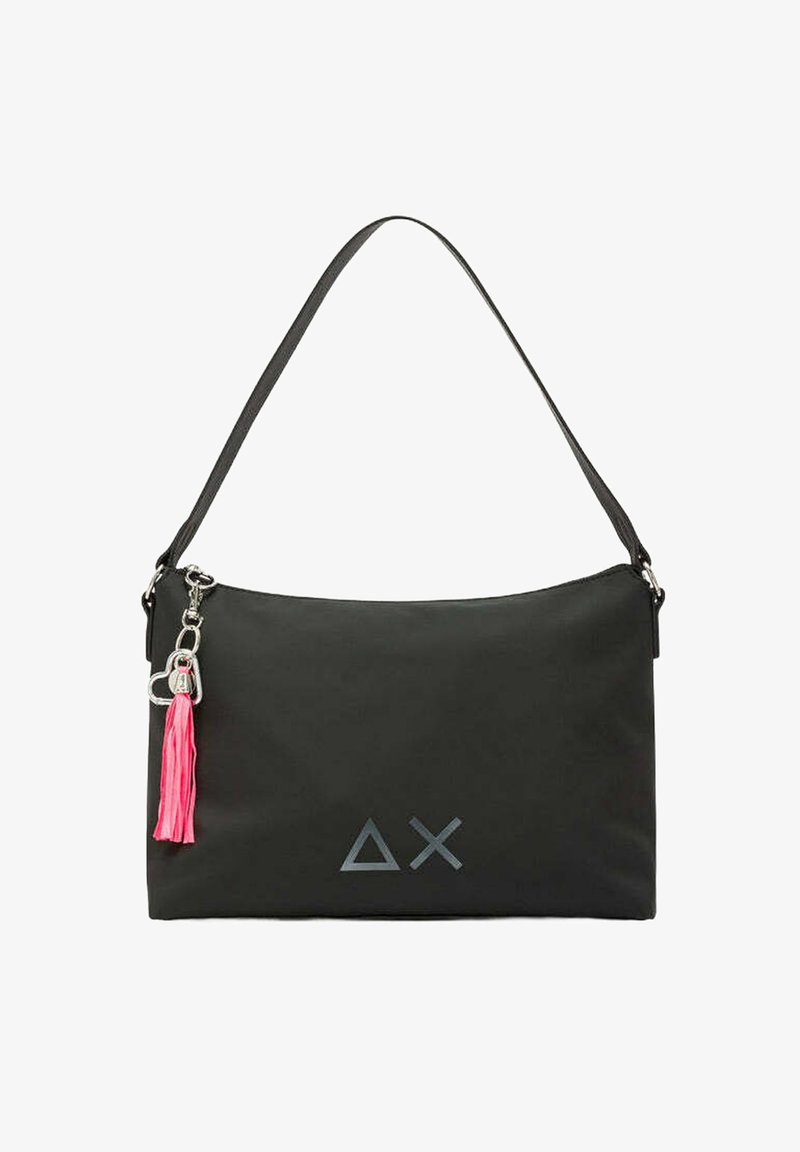 Zwarte schoudertas van gladde stof, voorzien van een roze franjes en zilverkleurige hardware. Toont een geometrisch logo in lichtgrijs.