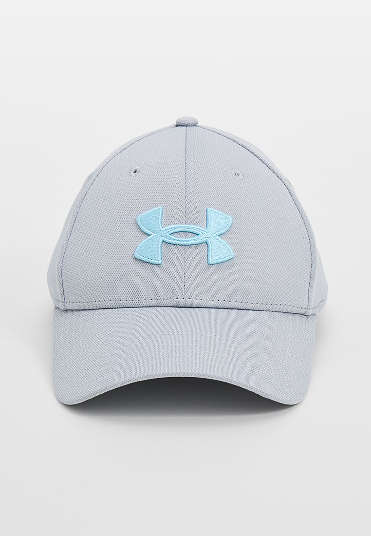 Gorra de béisbol de color gris claro, hecha de un tejido texturizado, con un ala curvada y un logo bordado en azul claro en la parte frontal.