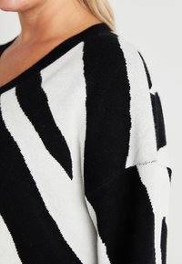 Vero Moda Curve VMCNANCY VNECK LONG  - Jumper - black/birch