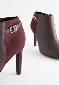 Next FOREVER COMFORTÂ® ROUND TOE SHOE BOOTS - Klassikalised kontsakingad - burgundy red