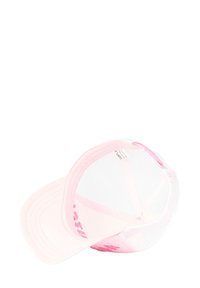Gorra de béisbol rosa con una parte trasera de malla, que presenta letras en relieve en la parte frontal. El visera es curva y suave, con costuras visibles.