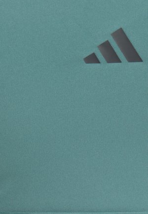 Türkiissinine soonik kangas, millel on kolm musta kaldus triipu, mis on järjestatud suuruse järgi vasakult paremale ülemises paremas nurgas.