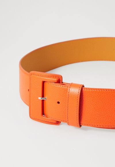 Cintura in pelle arancione con finitura texturizzata, dotata di una fibbia rettangolare in argento e numerosi fori di regolazione per una vestibilità ottimale.