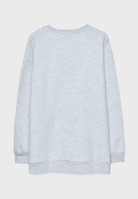 Lys grå sweatshirt med rund hals, lange ærmer og en afslappet pasform. Glat tekstur med minimale syninger bagpå.