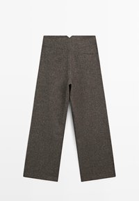 Pantaloni grigi a gamba larga realizzati in tessuto testurizzato, con un dettaglio a V sul retro e due tasche posteriori per la funzionalità.