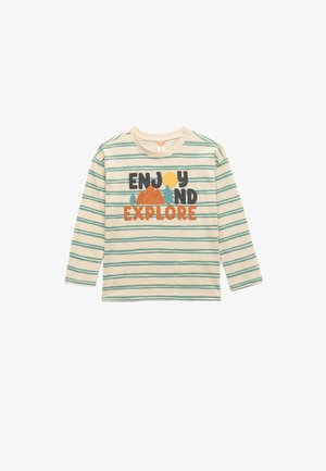 Langærmet stribet t-shirt i creme med grønne linjer. Har grafisk tekst "ENJOY" og "EXPLORE" i sort og orange, med bjerg- og sol-design.