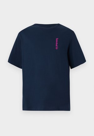 Marineblå kortærmet T-shirt med lille vertikalt pink Timberland-logo på venstre bryst.