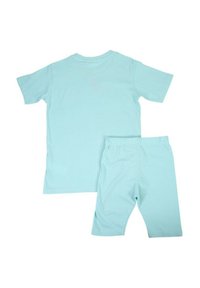 Ensemble t-shirt et short en coton bleu clair. Manches courtes et taille élastique. Texture lisse, design simple, sans motifs ni accents.