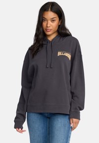 Sudadera gris oscuro con un gran bolsillo tipo canguro, capucha con cordón y logo de Billabong en amarillo-naranja. Tejido suave con un ajuste relajado.