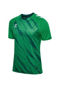 Maglietta atletica verde con scollo a V, caratterizzata da strisce diagonali verde scuro e una texture liscia. Logo del marchio sulla parte superiore sinistra.
