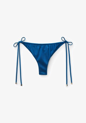 Modrý spodní díl bikin s bočními šňůrkami na zavazování a kovovými koncovkami na bílém pozadí.
