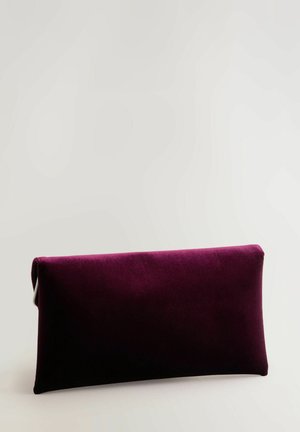 Fluwelen clutch tas in diep paars. Rechthoekige vorm met een gladde textuur en afgeronde hoeken. Geen zichtbare hardware of versieringen.