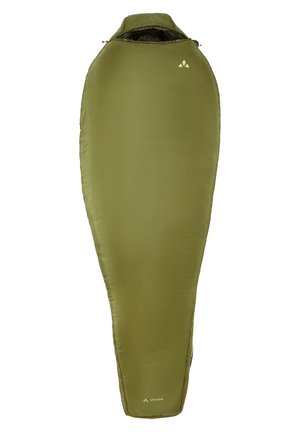 Sacco a pelo verde con forma affusolata, tessuto leggero, texture morbida e zip parziale vicino alla parte superiore. Logo e nome del marchio visibili.