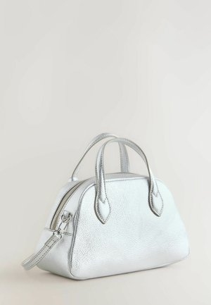 Zilveren leren handtas met een gemarmerde afwerking, ronde vorm, dubbele handgrepen bovenaan, ritssluiting en een afneembare schouderriem.