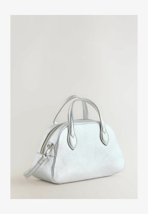 Bolso de mano de cuero plateado con un acabado texturizado, forma redondeada, doble asa superior, cierre de cremallera y correa desmontable.