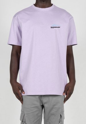 Lila katoenen T-shirt met korte mouwen en ronde hals, met een zwart logo en blauw bergmotief op de linkerborst. Draagt dit met grijze cargoshorts.