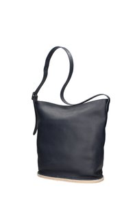 Navy leren schoudertas met een gestructureerde afwerking, zachte silhouet en een dunne band. De bodem heeft een lichtgekleurde rand voor contrast.
