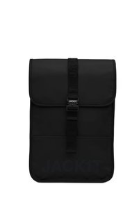 Zaino nero con chiusura a patta, realizzato in materiale liscio e durevole. Presenta una tracolla con fibbia e logo in rilievo sulla parte anteriore.