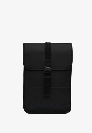 Mochila negra con cierre de solapa, hecha de un material liso y duradero. Presenta una correa con hebilla y un logo en relieve en la parte frontal.