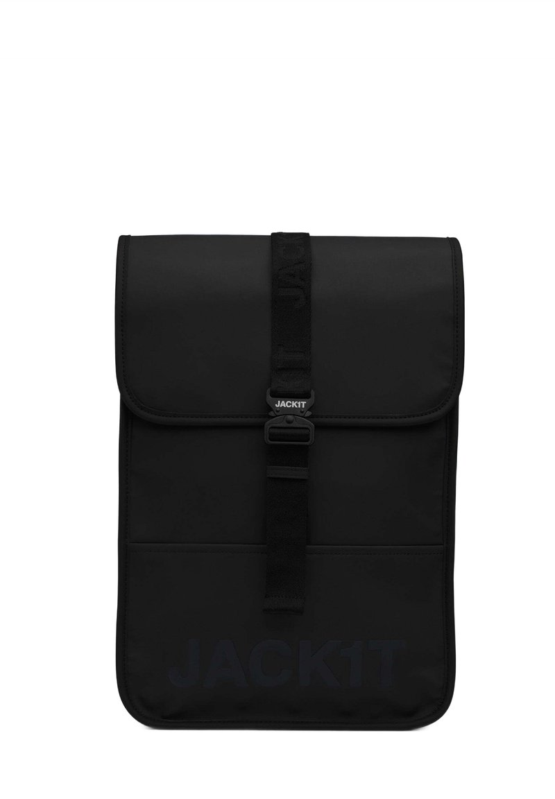 Zaino nero con chiusura a patta, realizzato in materiale liscio e durevole. Presenta una tracolla con fibbia e logo in rilievo sulla parte anteriore.